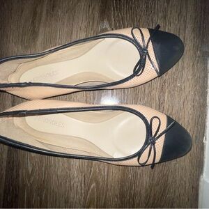 AEROSOLES Women's Black and Tan Flats